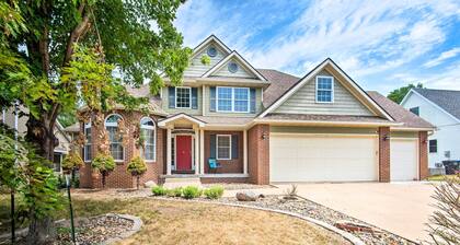 Pet-friendly Des Moines Home w/ Fenced Yard!