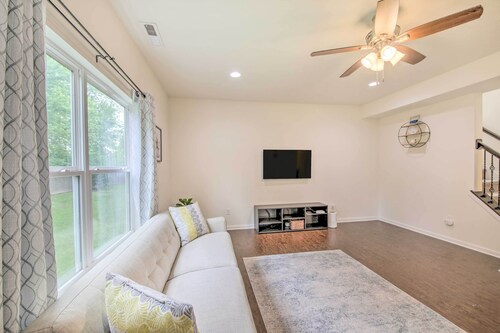 Quiet Greenwood Home ~ 16 Mi to Indianapolis!