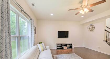 Quiet Greenwood Home ~ 16 Mi to Indianapolis!