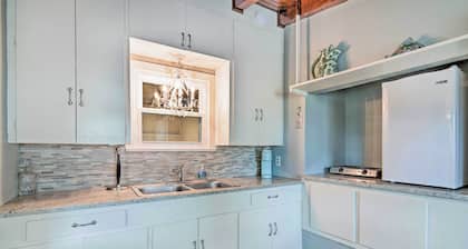 Walk to Bay: 'mermaid Hideaway' Apt w/ Patio