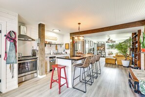 Interior - Topsail Beach Villa: Outdoor Oasis w/ Hot Tub (Holly Ridge)