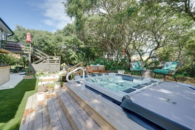 Topsail Beach Villa: Outdoor Oasis w/ Hot Tub