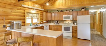 Hill City Log Cabin Along Newton Creek!