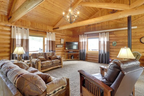 Hill City Log Cabin Along Newton Creek!