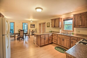 House (3 Bedrooms) | Private kitchen | Microwave, oven, stovetop, coffee/tea maker - 'eagles View' w/ Game Room - Walk to River! (Crofton)