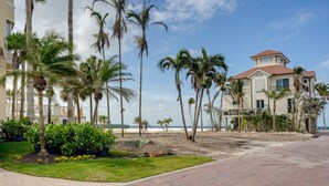 Property grounds - Bonita Springs Vacation Rental: Walk to Beach (Bonita Springs)