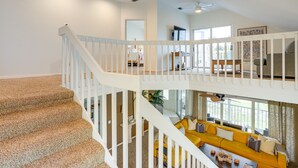 TV, books - Bonita Springs Vacation Rental: Walk to Beach (Bonita Springs)