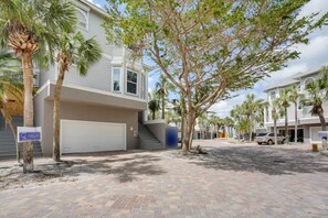 Exterior - Bonita Springs Vacation Rental: Walk to Beach (Bonita Springs)