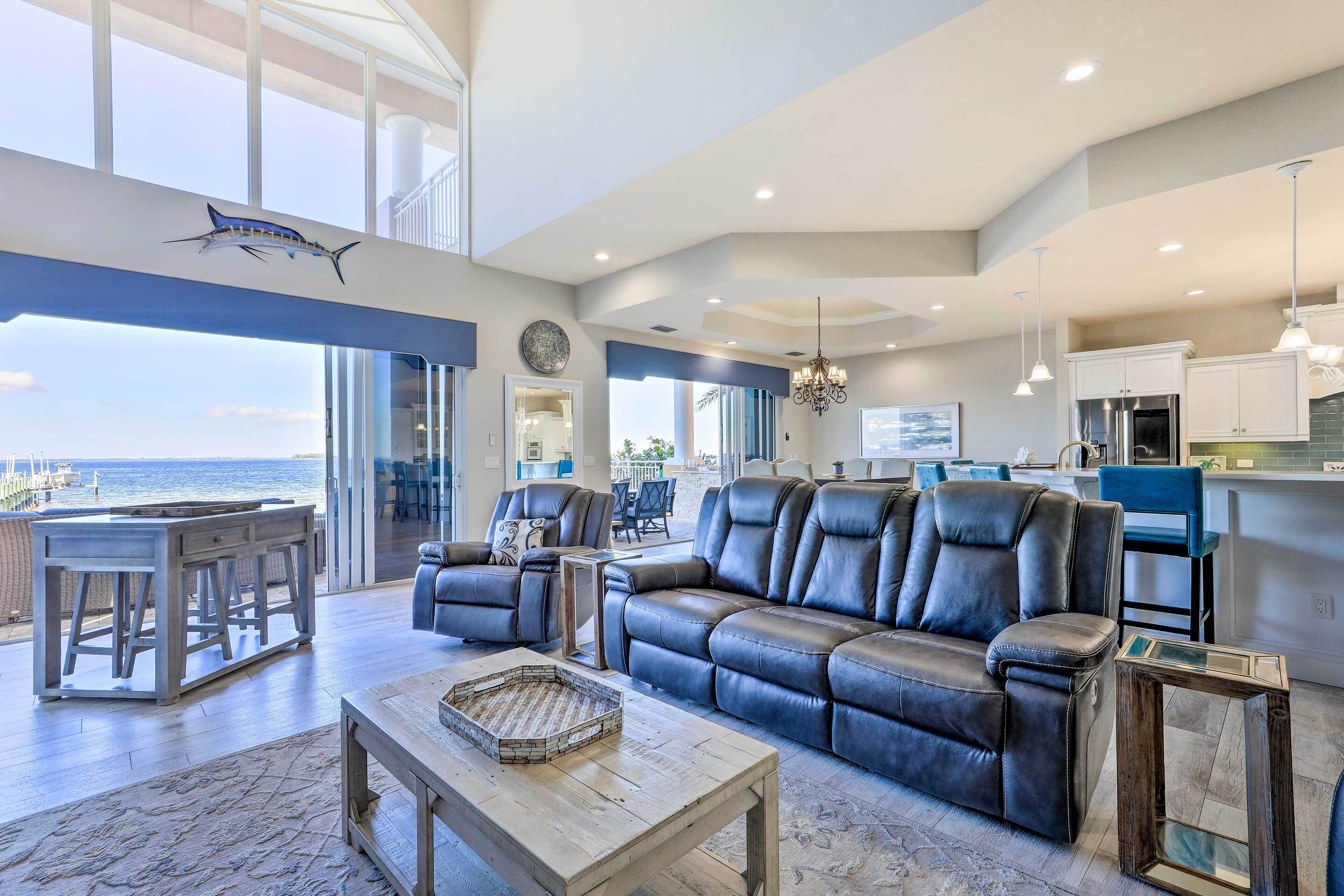 Televisión, chimenea, libros