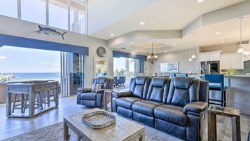 Televisión, chimenea, libros