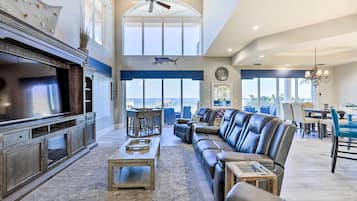 Televisión, chimenea, libros