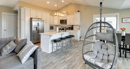 Ocean Shores Home w/ Game Room - Walk to Beaches!