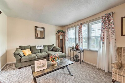 Jacksonville Getaway ~ 4 Mi to Downtown!