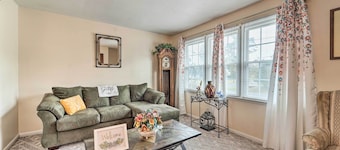Jacksonville Getaway ~ 4 Mi to Downtown!