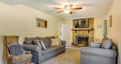 Jacksonville Getaway ~ 4 Mi to Downtown!
