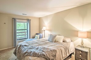 5 bedrooms, laptop workspace, iron/ironing board, free cribs/infant beds - Updated Lakefront Home W/hot Tub, Fire Pit, Boats! (Wright City)