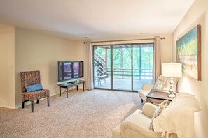 TV, books - Updated Lakefront Home W/hot Tub, Fire Pit, Boats! (Wright City)