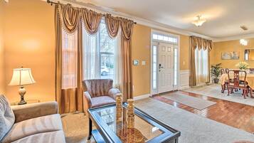 House (5 Bedrooms) | Interior