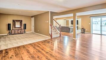 House (5 Bedrooms) | Interior