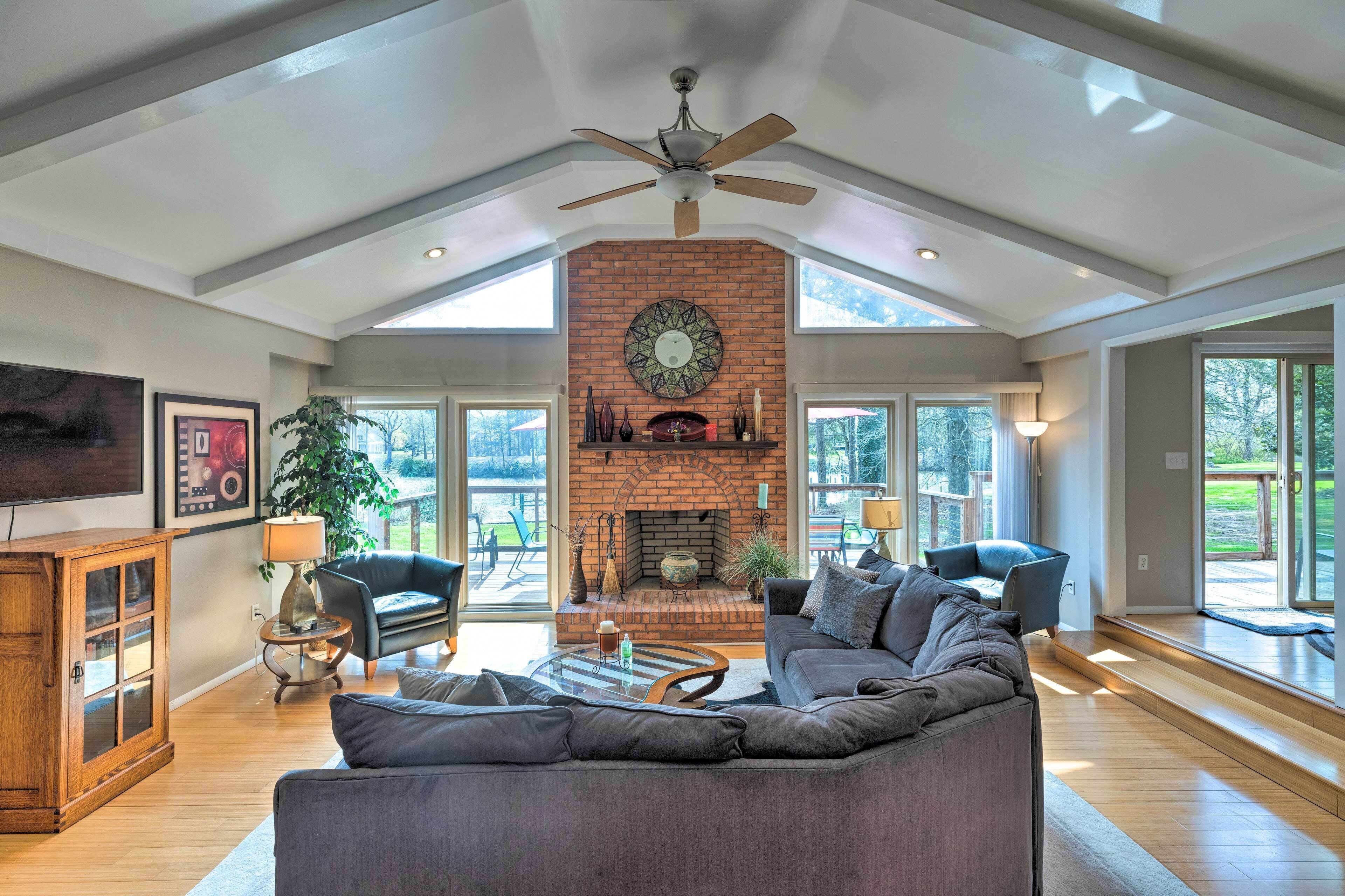 'river's Edge Retreat With Kayaks & River Access!