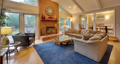 'river's Edge Retreat With Kayaks & River Access!