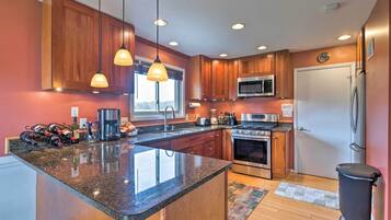 House (5 Bedrooms) | Interior