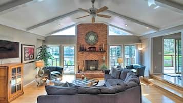 House (5 Bedrooms) | Interior