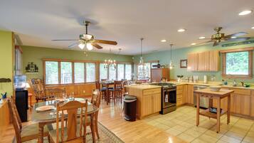 House (3 Bedrooms) | Interior