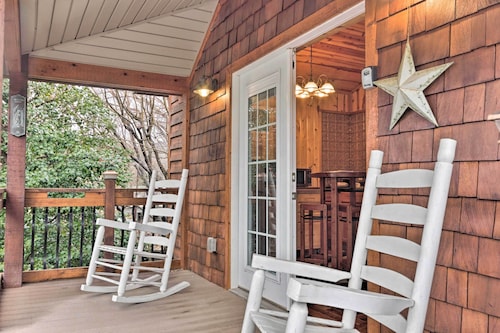 'the Boat House' Creekside Escape in Hot Springs!