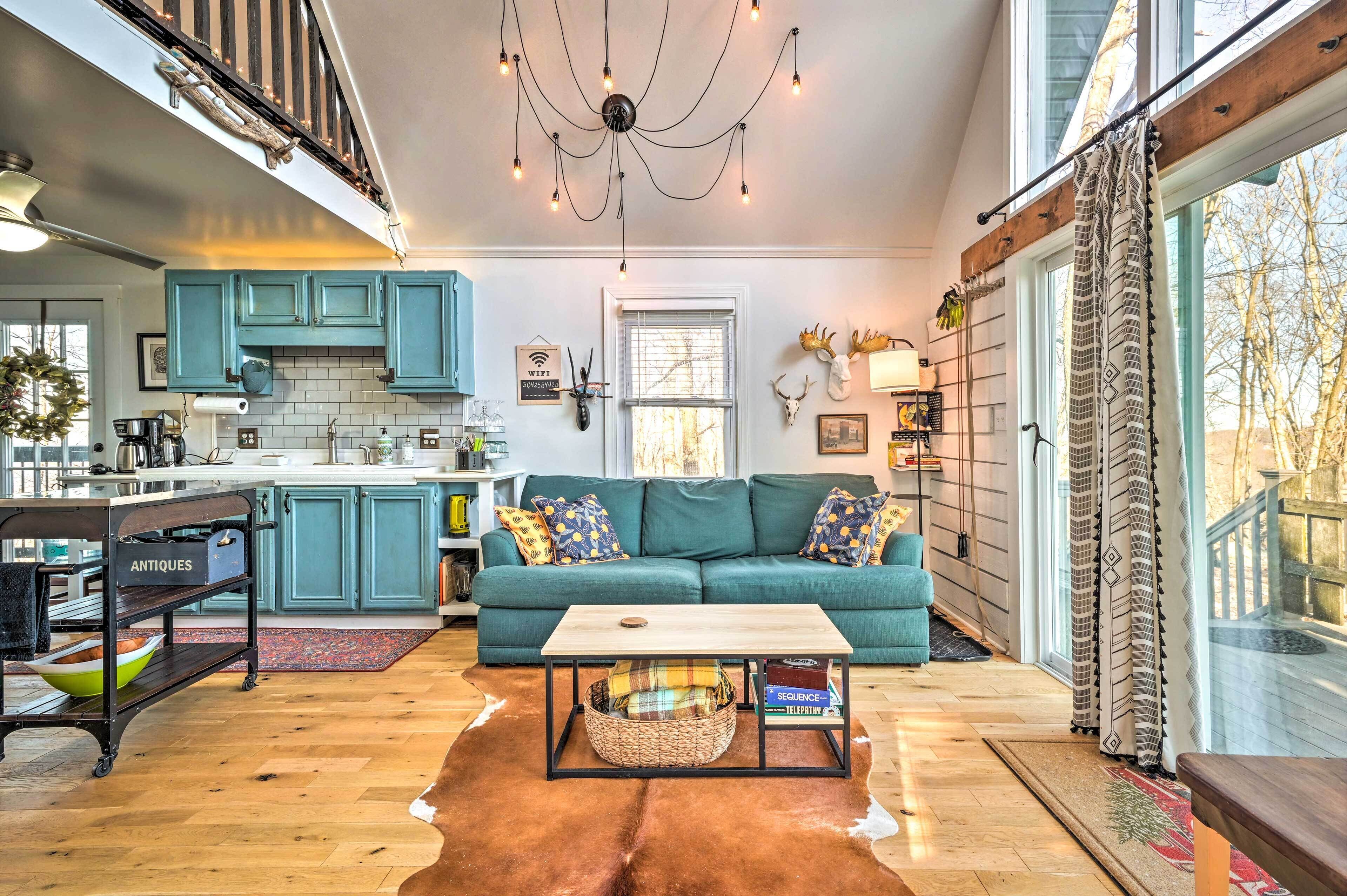 Cozy Great Cacapon Cabin w/ Mountain Views