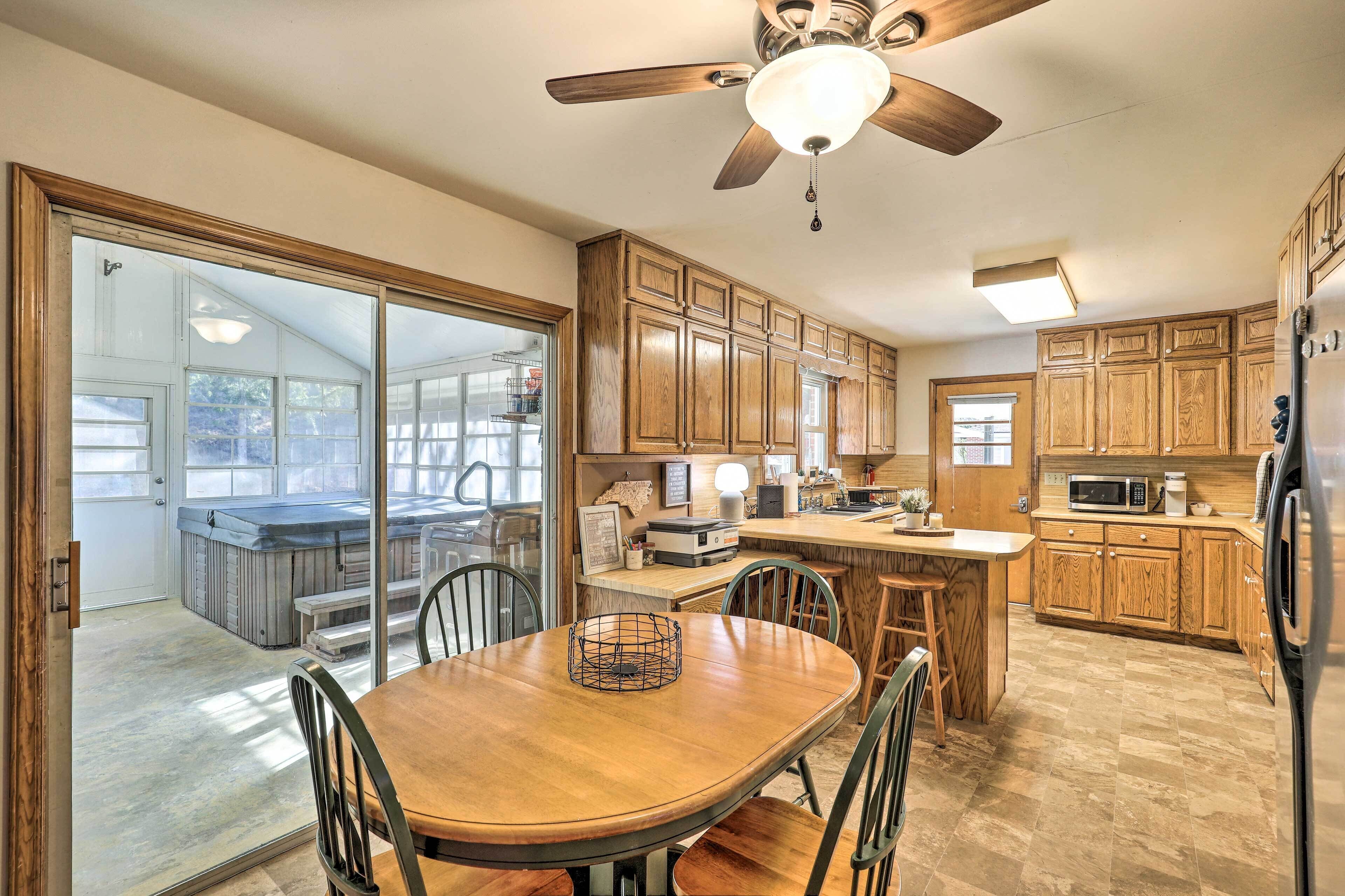 Blue Ridge Mountain Escape w/ Hot Tub, Grill!