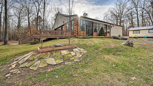 A modern log cabin with a wooden deck and stone pathway. - 'hidden Oaks' Broken Bow Vacation Rental, Pets OK! (Broken Bow)