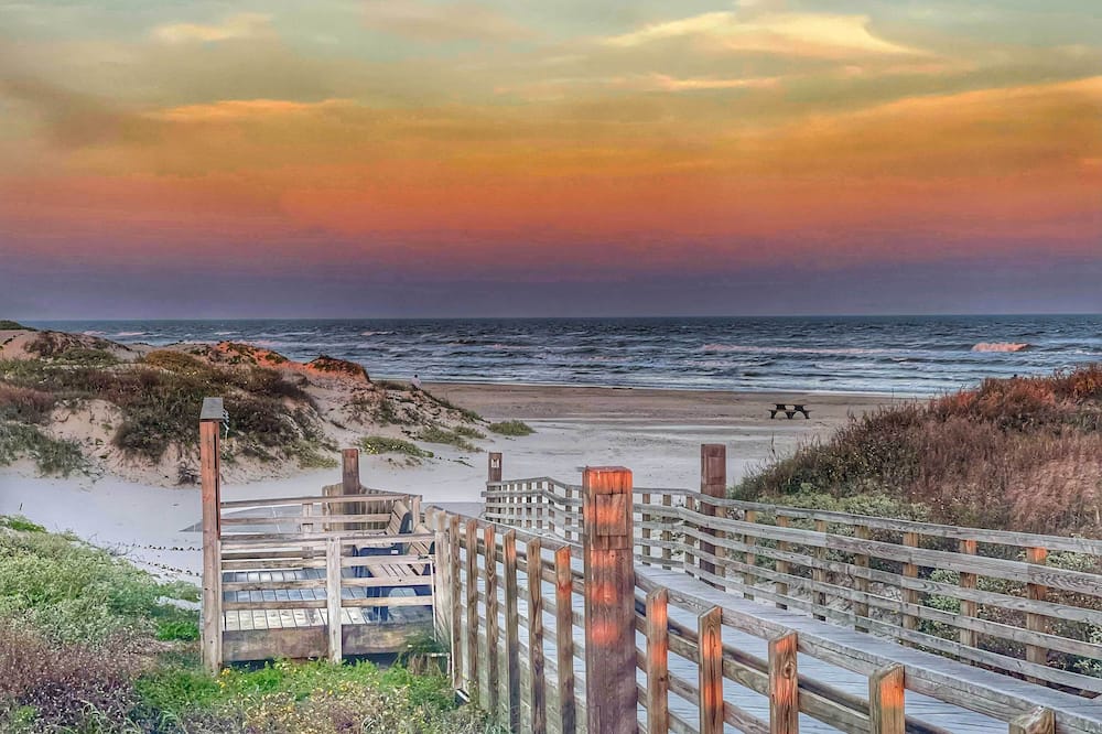 Corpus Christi Resort Condo - Walk to Beach! - North Padre Island, TX