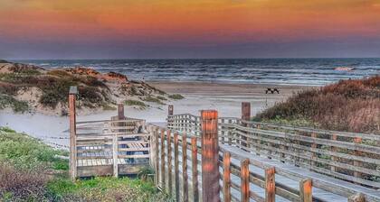 Corpus Christi Resort Condo - Walk to Beach!