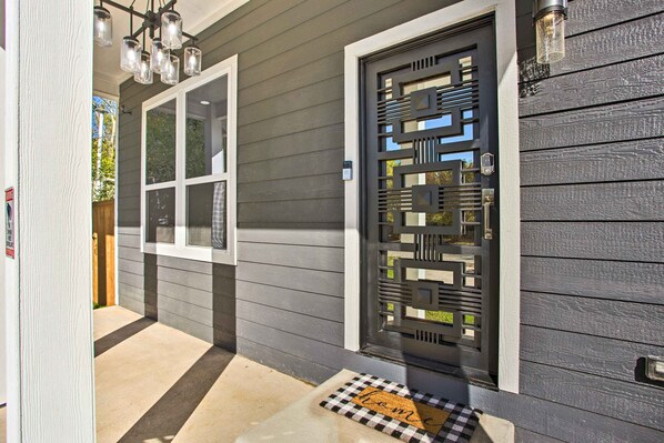 Interior - Denison Home w/ Balcony: Walk to Downtown! (Denison)