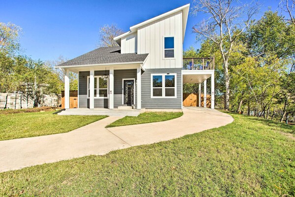 Denison Home W/ Balcony: Walk To Downtown! - Lake Texoma