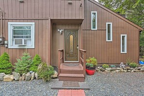 House (3 Bedrooms) | Interior - 15 Mi to Camelback Ski Resort: Home w/ Deck! (Tobyhanna)