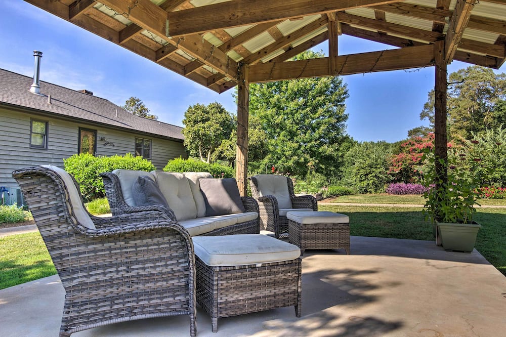 7 Mi to Downtown Morganton: Cabin w/ Fire Pit! - Golden Valley, NC