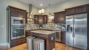 Microwave, oven, stovetop, dishwasher - Charming Fort Collins Home - Walk to Old Town (Fort Collins)
