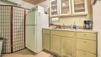 Apartment (0 Bedroom) | Private kitchen | Microwave, oven, stovetop, cookware/dishes/utensils