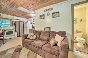 Télévision, lecteur de DVD, livres