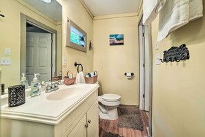 Apartment (0 Bedroom) | Bathroom | Shower