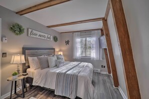 Interior - 2 Mi to Dtwn: Banner Elk Mtn Townhome w/ Deck! (Banner Elk)