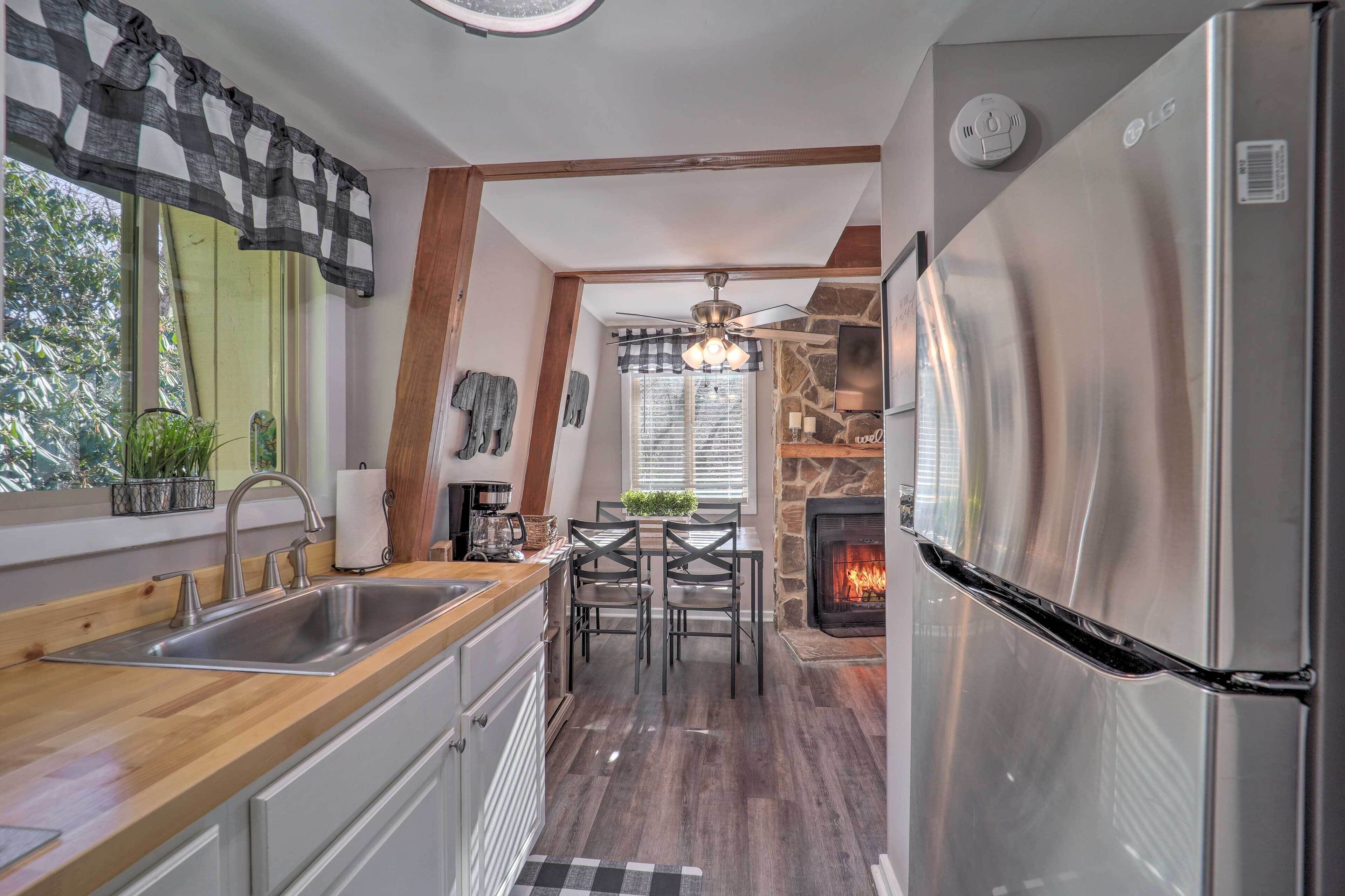 Charming Mountain Townhome w/ Deck, Fireplace