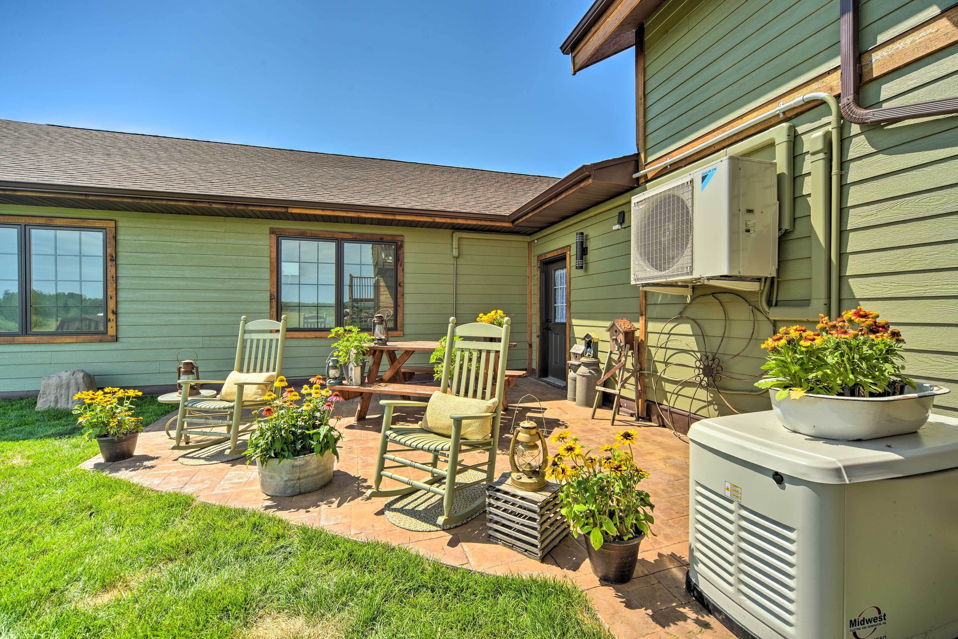 Duluth Apt w/ Fire Pit on Working Horse Farm!