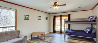 Spacious Texas Getaway 1/2 Mi to Lake Texoma!