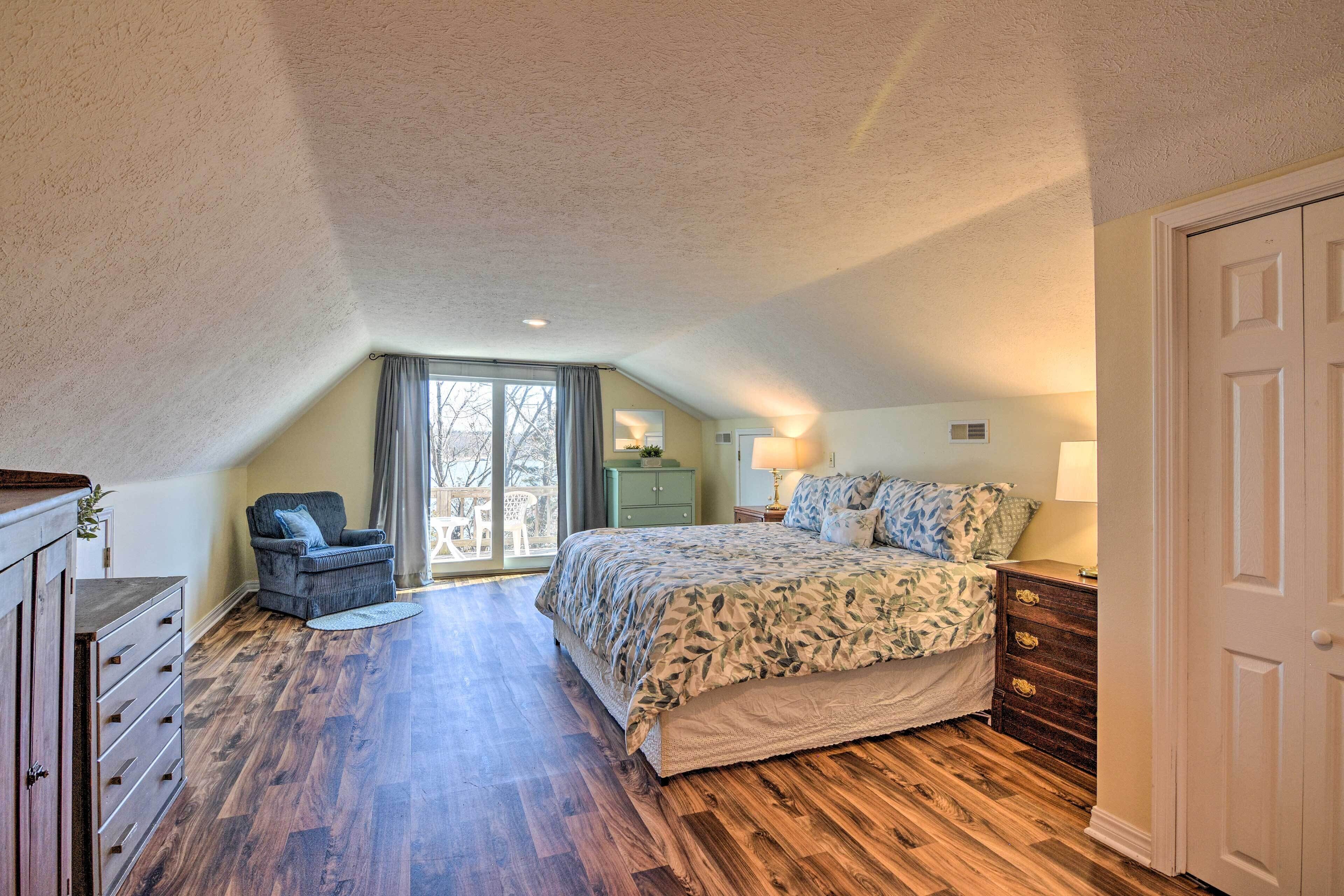 Table Rock Lakefront Getaway w/ Private Swim Dock!