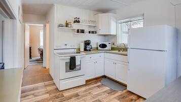 Nhà (2 Bedrooms) | Bếp riêng | Lò vi sóng, lò nướng, bếp nấu, dụng cụ nấu nướng/bát dĩa/dao nĩa