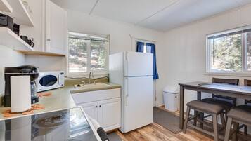 Nhà (2 Bedrooms) | Bếp riêng | Lò vi sóng, lò nướng, bếp nấu, dụng cụ nấu nướng/bát dĩa/dao nĩa