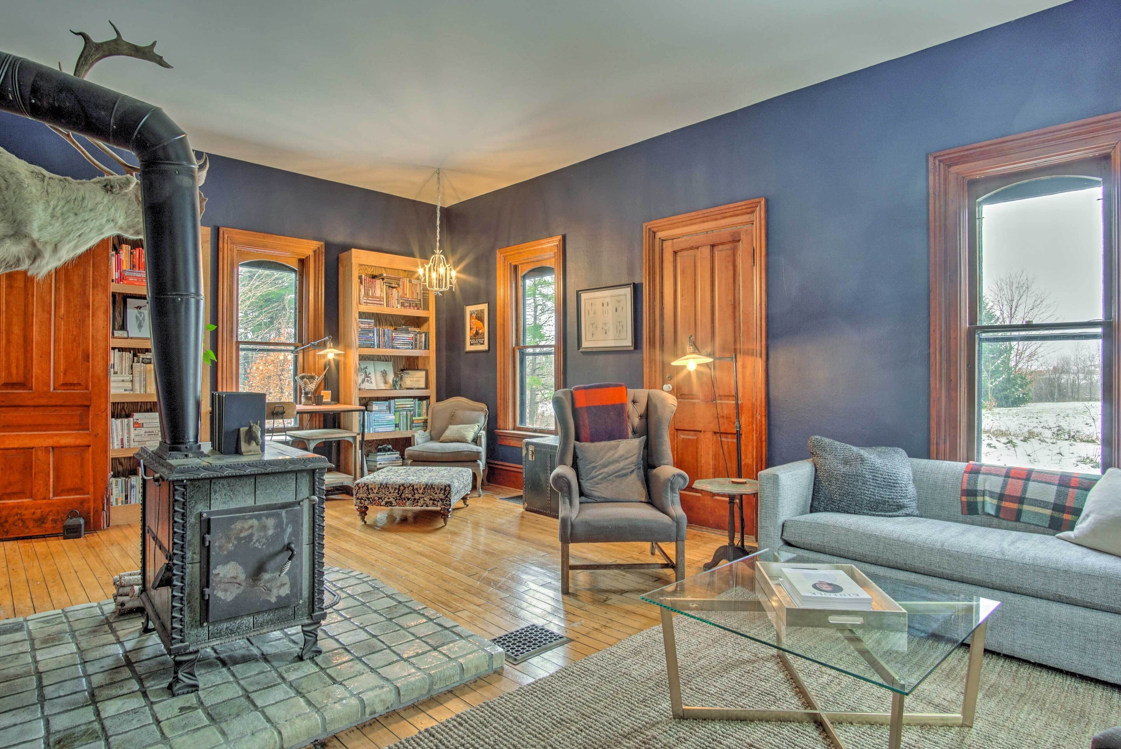 TV, máy chơi game, đầu đĩa DVD, sách 